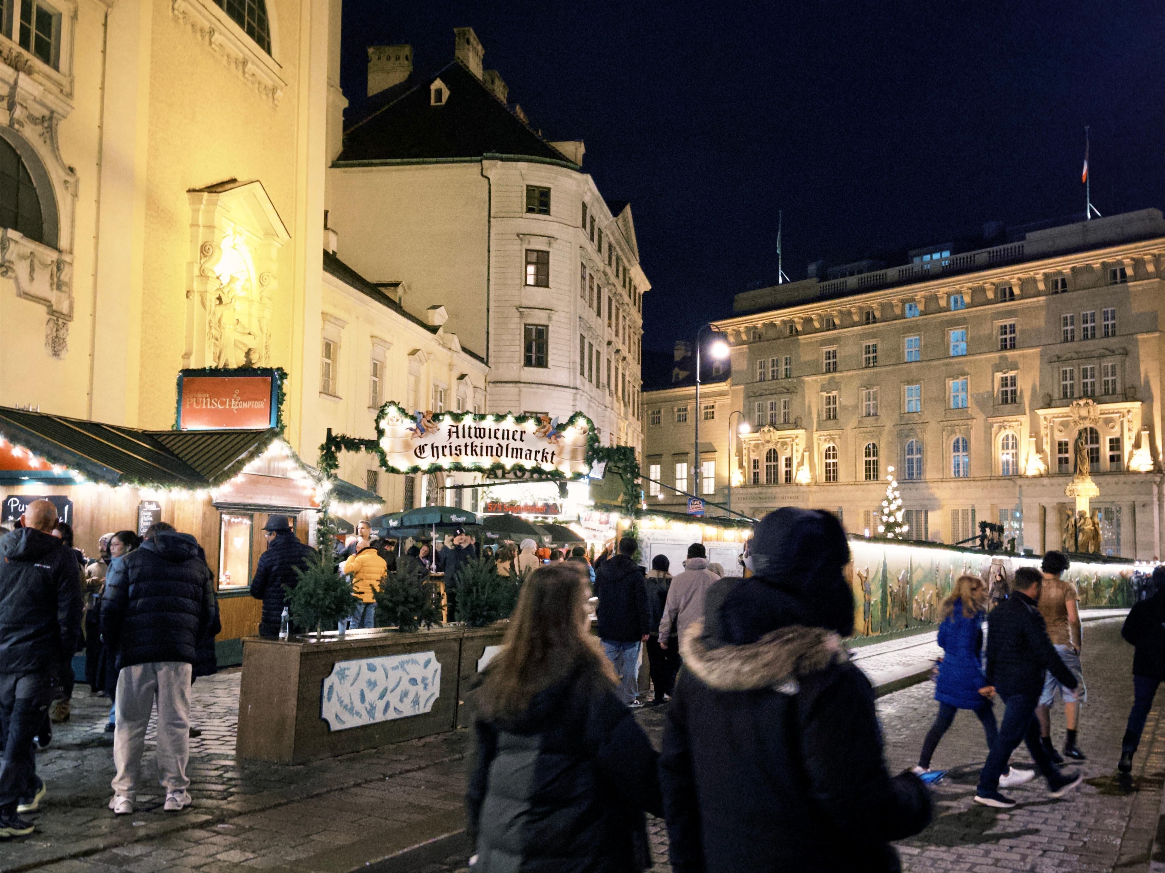 Old Viennese Christmas Market on Freyung - Photo 1