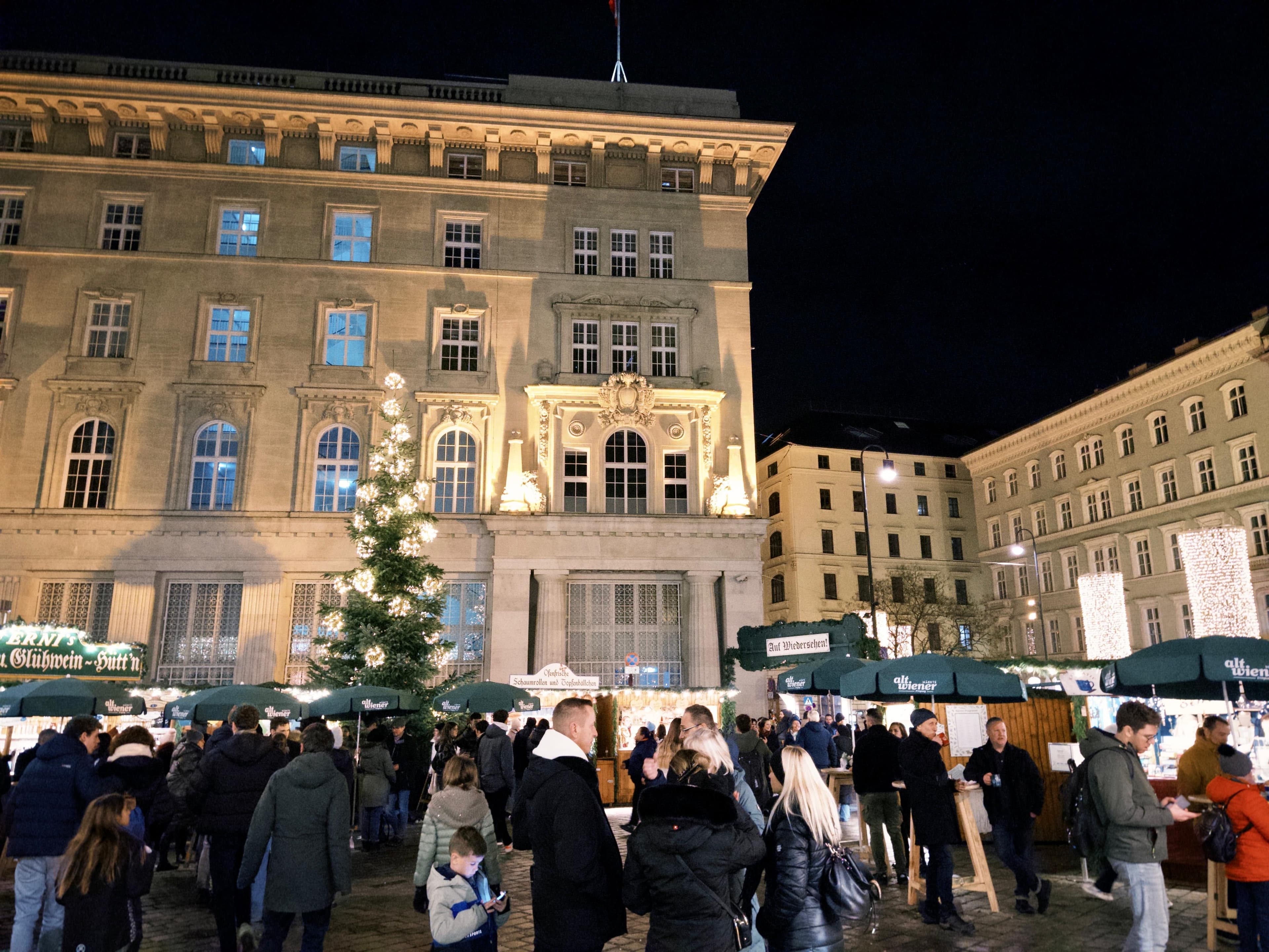 Old Viennese Christmas Market on Freyung - Photo 2
